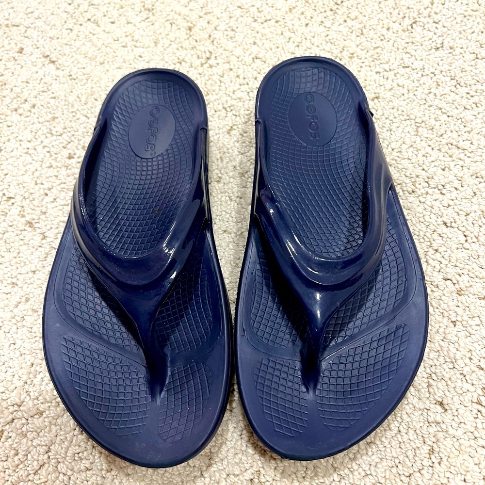 Oofos Sz 7 Navy